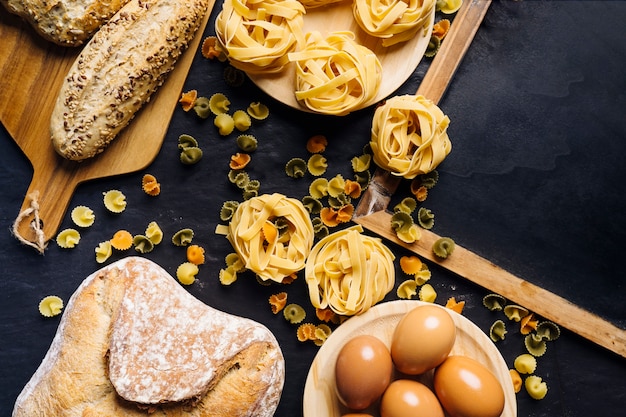 Concepto de comida italiana con pasta y pan