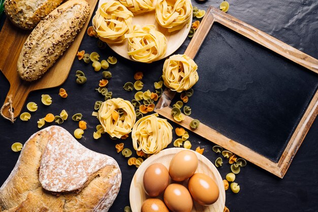 Concepto de comida italiana con pasta y pizarra