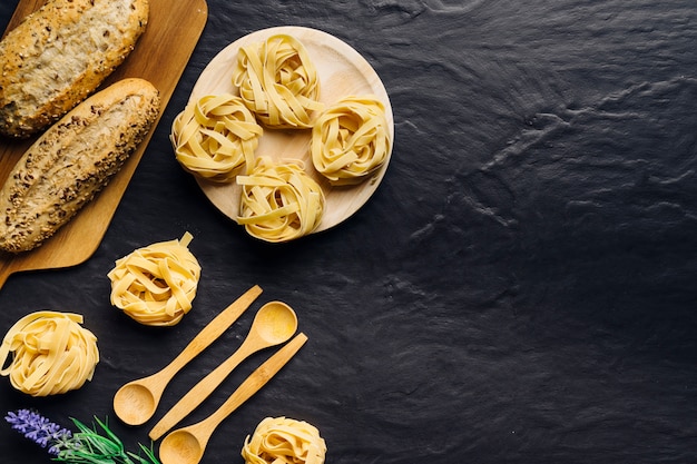 Foto gratuita concepto de comida italiana con pasta en plato