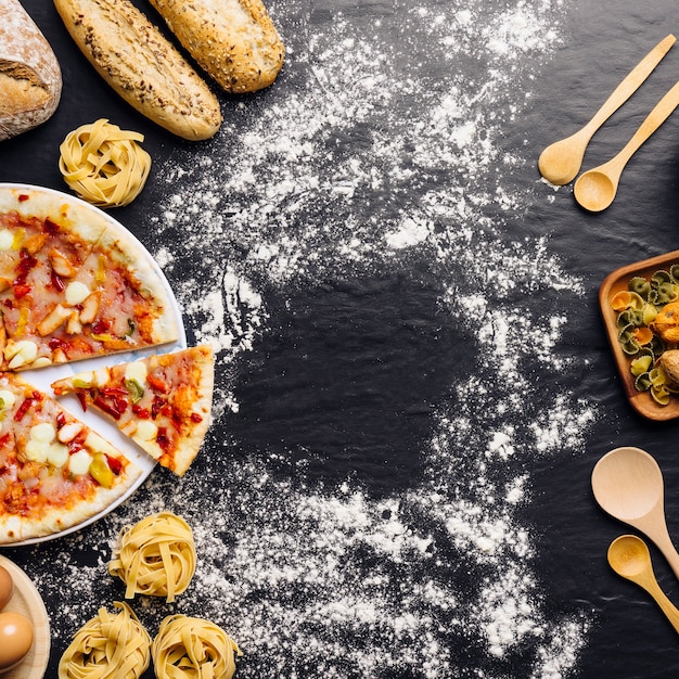 Concepto de comida italiana con pizza, harina y espacio