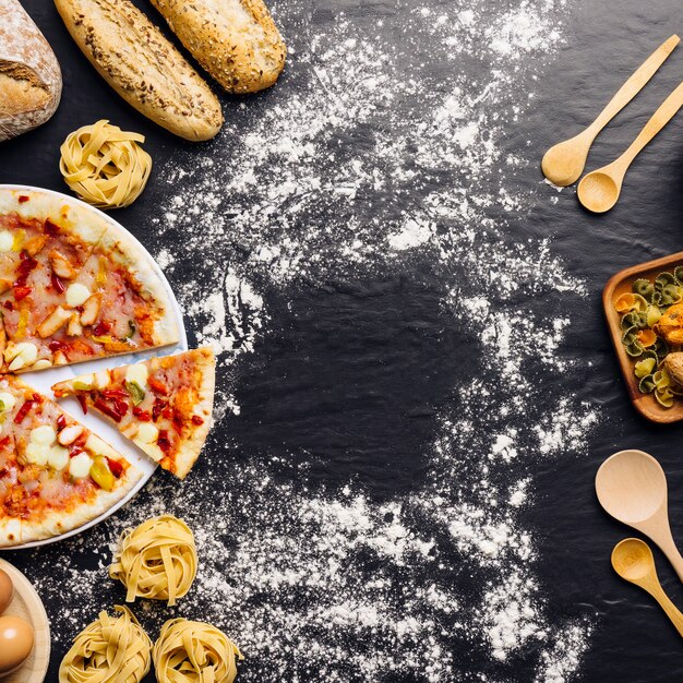 Concepto de comida italiana con pizza, harina y espacio