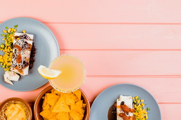 Concepto de comida mejicana con dos platos y nachos