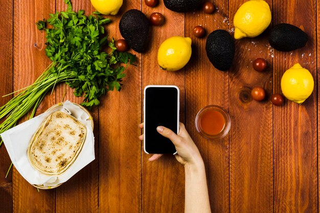 Concepto de comida mejicana con smartphone