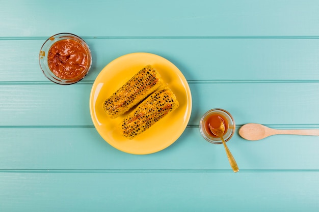 Concepto de comida mexicana con maíz frito en plato