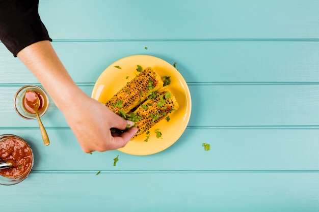 Concepto de comida mexicana con maíz frito en plato