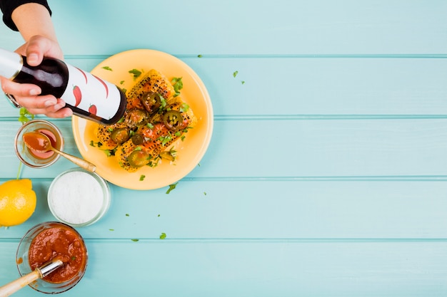 Concepto de comida mexicana con maíz frito en plato