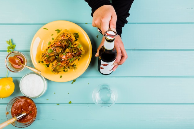 Concepto de comida mexicana con maíz frito en plato