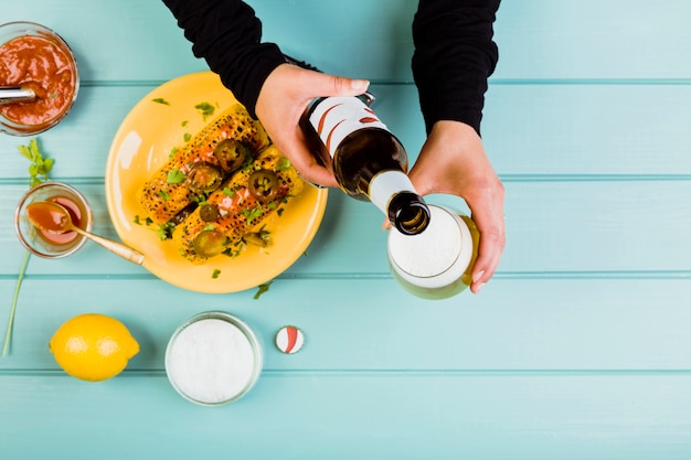 Concepto de comida mexicana con maíz frito en plato