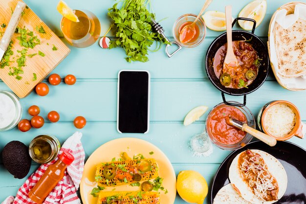 Concepto de comida mexicana con smartphone
