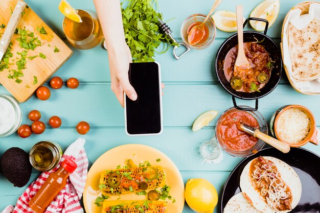 Concepto de comida mexicana con smartphone