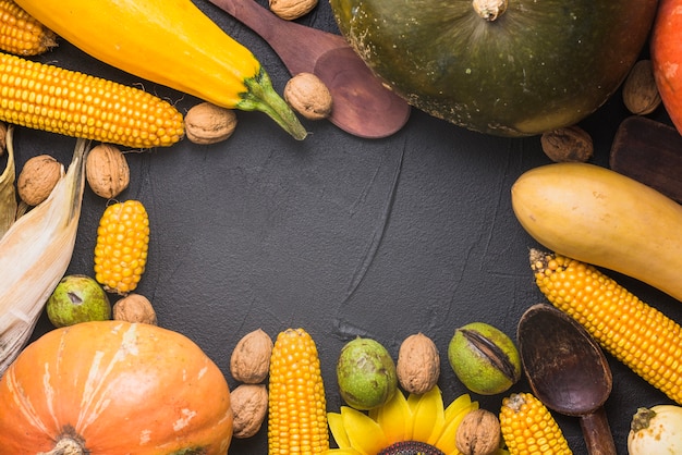 Concepto de comida de otoño con espacio en medio