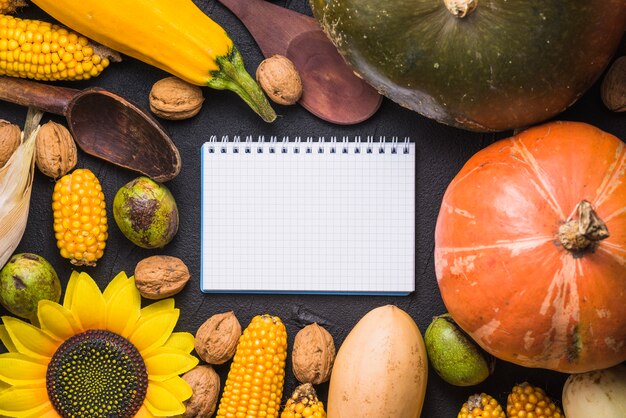 Concepto de comida de otoño con libreta