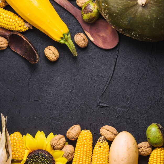 Concepto de comida de otoño con maíz y espacio en medio