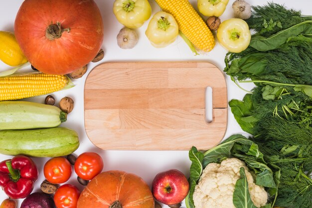 Concepto de comida de otoño con tabla