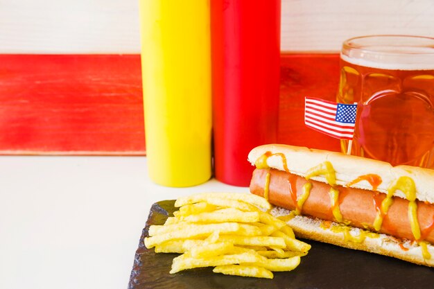 Concepto de comida rápida americana con perrito caliente