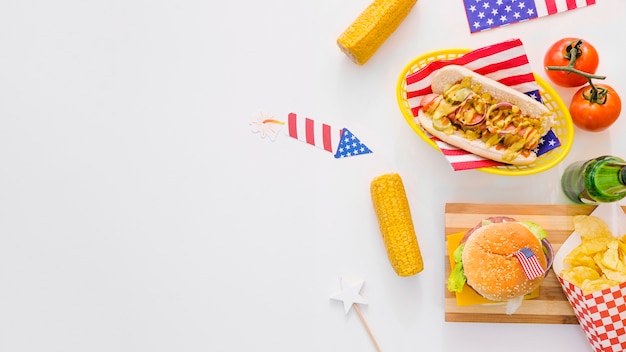 Concepto de comida rápida americana con perrito caliente