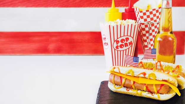 Foto gratuita concepto de comida rápida americana con perrito caliente