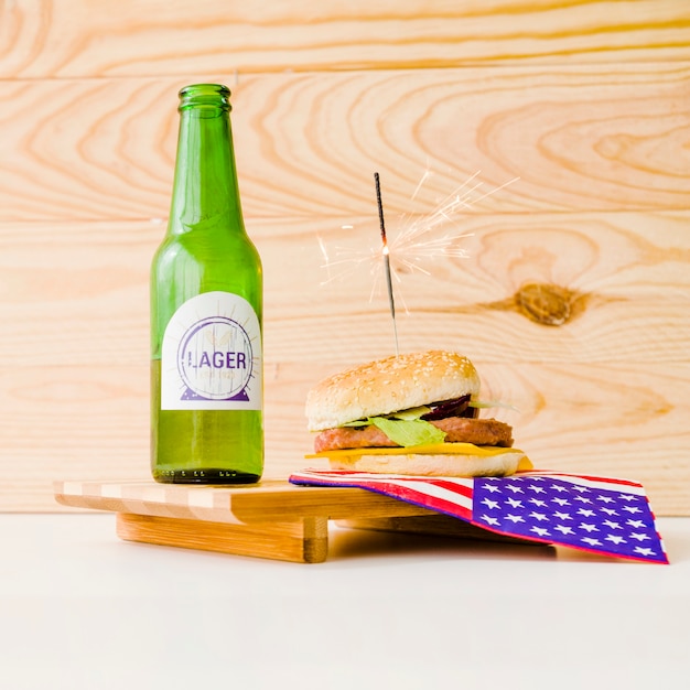 Foto gratuita concepto de comida rápida con cerveza y hamburguesa