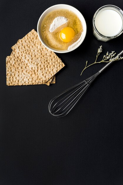 Concepto de comida saludable con huevos y galletas