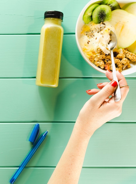 Foto gratuita concepto de comida sana con cuenco de cereales