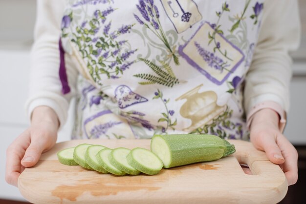 Concepto de comida sana con pepino cortado