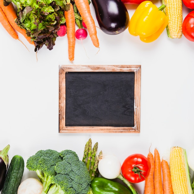 Concepto de comida sana con pizarra en medio