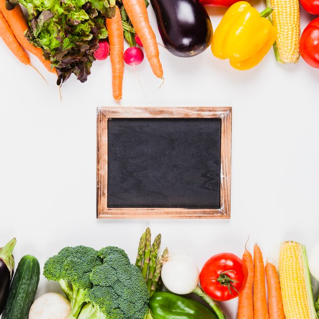 Concepto de comida sana con pizarra en medio