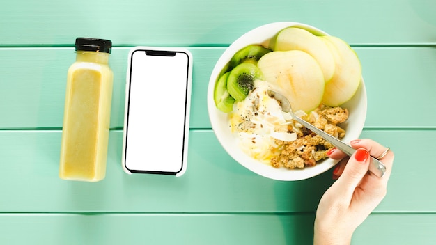 Foto gratuita concepto de comida sana con smartphone y cuenco