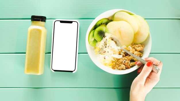 Concepto de comida sana con smartphone y cuenco