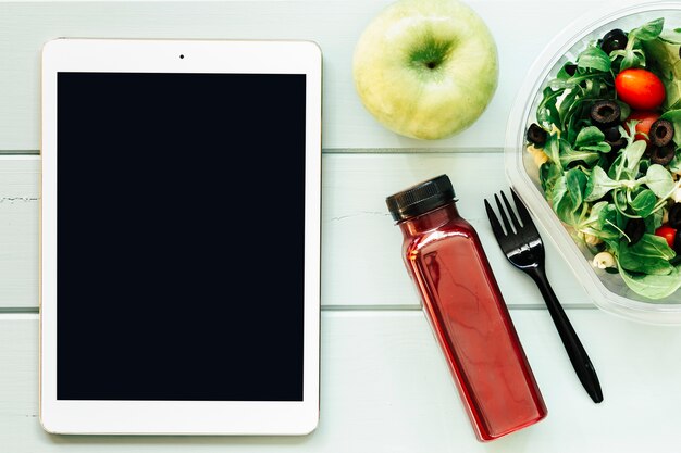 Concepto de comida sana con tablet