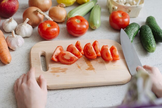 Concepto de comida sana con tomate cortado