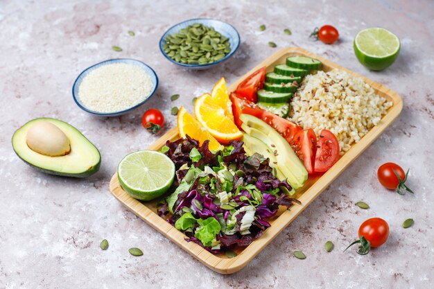 Concepto de comida sana vegetariana equilibrada, ensalada de verduras frescas, tazón de Buda