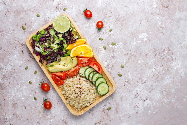 Concepto de comida sana vegetariana equilibrada, ensalada de verduras frescas, tazón de Buda