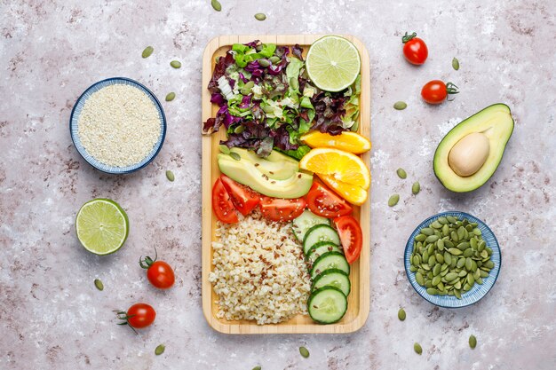 Concepto de comida sana vegetariana equilibrada, ensalada de verduras frescas, tazón de Buda