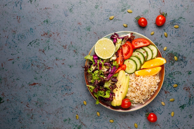 Concepto de comida sana vegetariana equilibrada, ensalada de verduras frescas, tazón de Buda