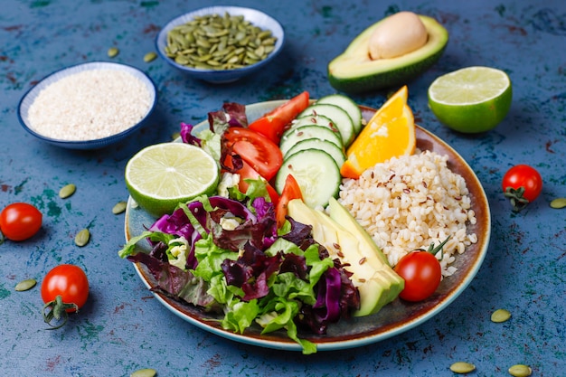 Concepto de comida sana vegetariana equilibrada, ensalada de verduras frescas, tazón de Buda