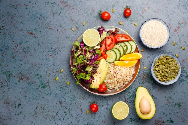 Concepto de comida sana vegetariana equilibrada, ensalada de verduras frescas, tazón de Buda