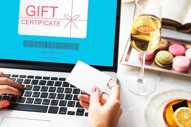 Concepto de compra de cupón de certificado de regalo