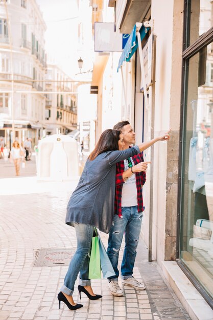 Concepto de compras con chica apuntando