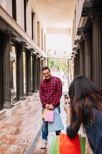 Concepto de compras con chica haciendo foto de novio