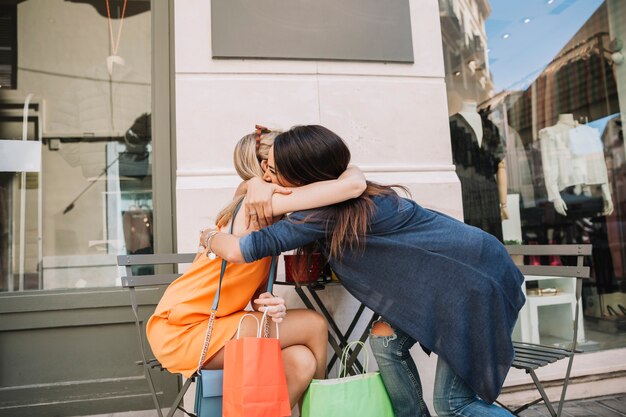 Concepto de compras con chicas abrazando