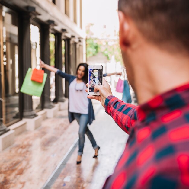 Concepto de compras con chico haciendo foto de novia