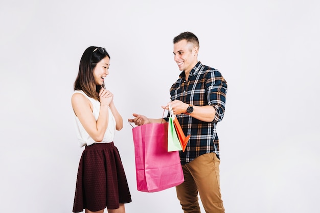 Concepto de compras con hombre dando bolsas