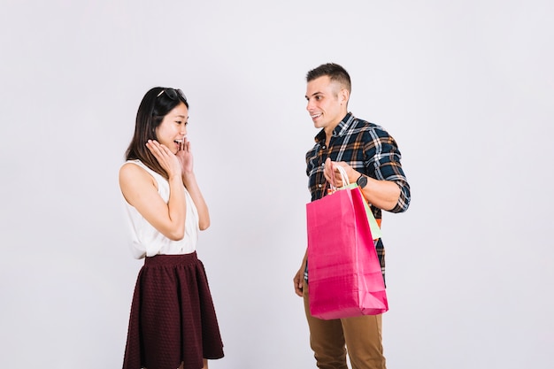 Concepto de compras con hombre enseñando bolsas