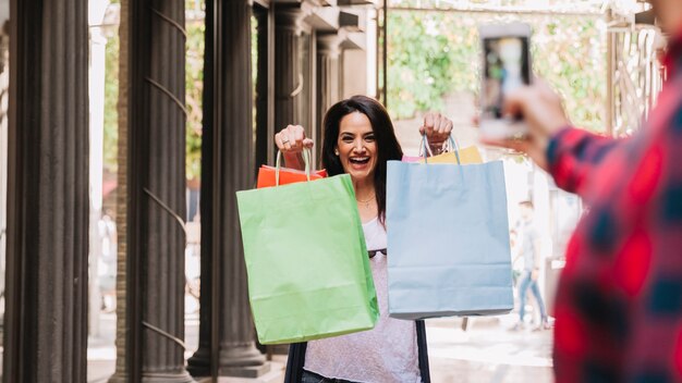 Concepto de compras con mujer enseñando bolsa