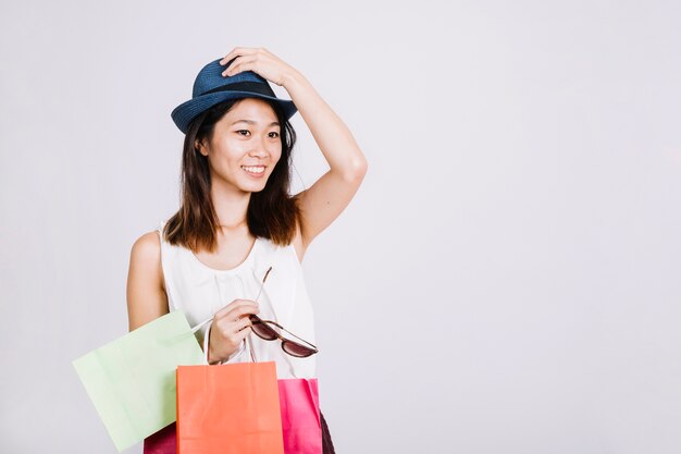 Concepto de compras con mujer llevando sombreri