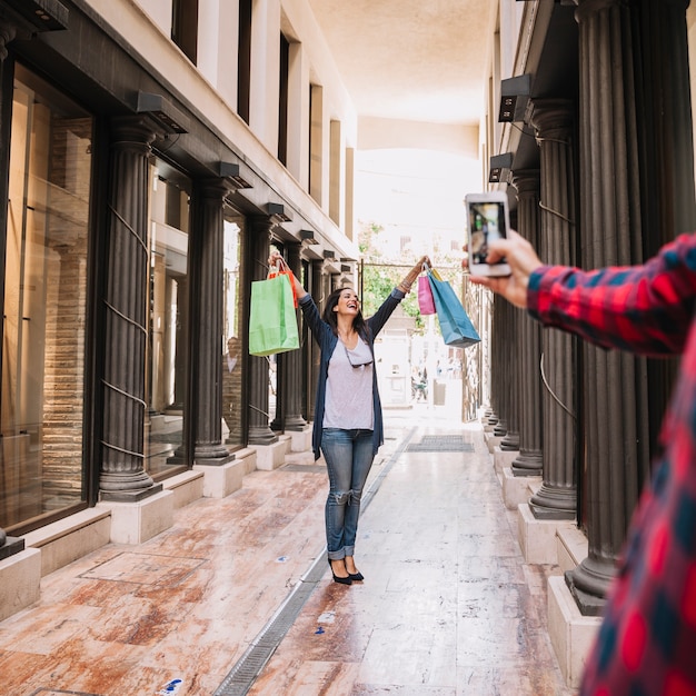 Concepto de compras con mujer posando para foto