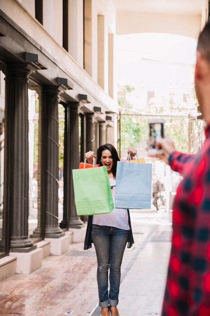 Concepto de compras con mujer sujetando bolsas para una foto