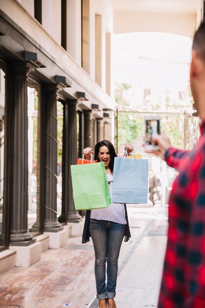 Concepto de compras con mujer sujetando bolsas para una foto