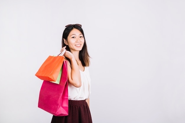 Concepto de compras con mujer sujetando bolsas